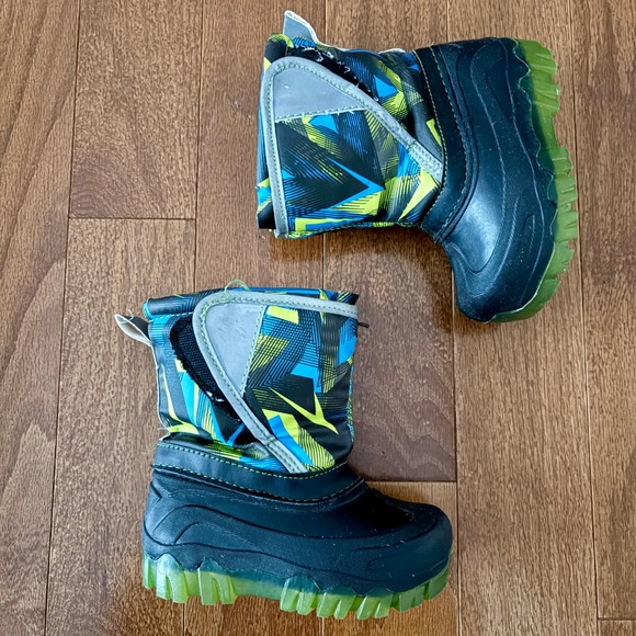 Boys Light Up Winter Snow Boots Size 7/8 - Picture 2 of 8